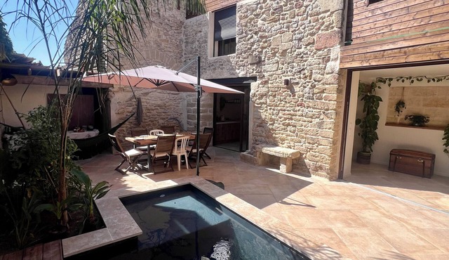 Charming house with swimming pool, in the heart of the village of Gallargues-Le-Montueux.