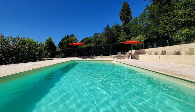 Charming cottage with pool, air-Con, views & high speed WiFi