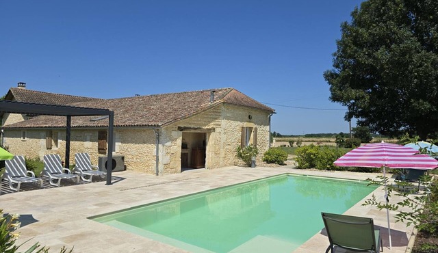 Charming stone cottage with shared pool, WiFi, near Bergerac