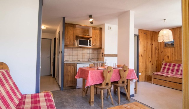 Charming apartment 300m from slopes in Lanslebourg with balcony and garage