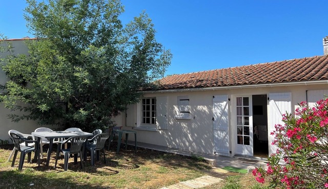 Charming house with garden, 10 min from the beach, perfect for couples or small families