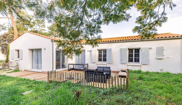 Charming Beach and Forest House with Shared Terrace, Private Garden, and Wi-Fi