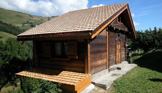 Charming chalet renovated in a former attic, close to the slopes, located in