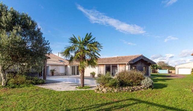 Charming, quiet house with swimming pool close to the coast