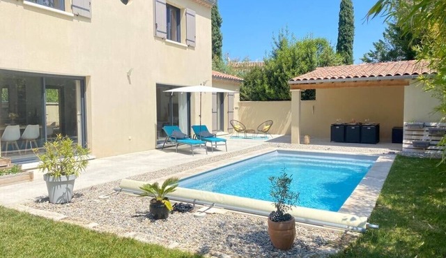 Charming Villa with Swimming Pool in the Saint-Remy-de-Provence Countryside
