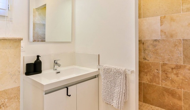 Charming new air-conditioned villa just 10 minutes from Les Baux de Provnce, a sure-fire favourite!