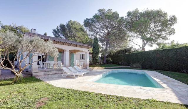 Charming villa, sleeps 8, air-conditioned, heated pool, guaranteed peace and quiet