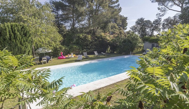 Charming 18th century farmhouse and exceptional garden near Saint Rémy de Provence