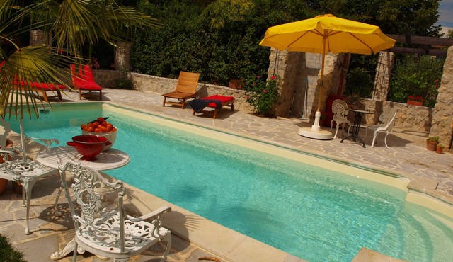 Charming family apartment with pool near Pont d’Arc – up to 4 guests