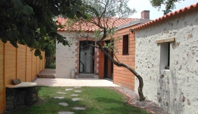 Charming Stone Cottage Near Beaches with Enclosed Garden and Sports Amenities