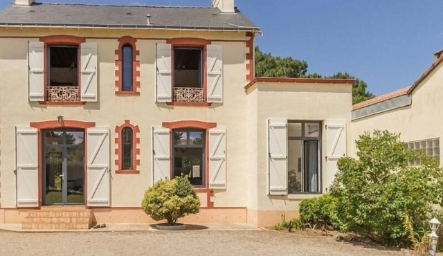 Charming 3-Bed Villa with Garden, 200m from Beaches, Close to Shops, Wifi Included