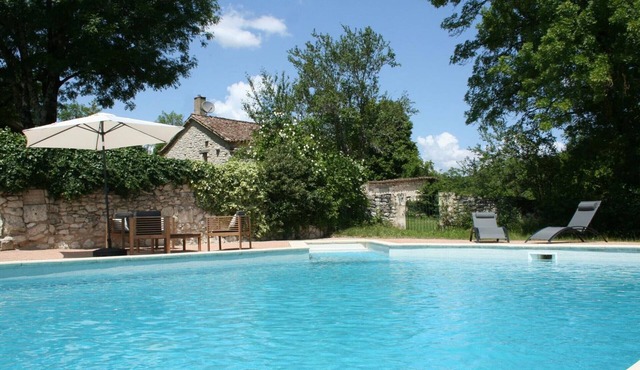 Charming Cottage with Pool in 7ha Property, Near Vineyards & Medieval Sites