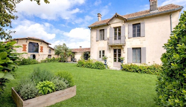 Charming loft in a former wine storehouse - swimming pool, park, estuary, ocean