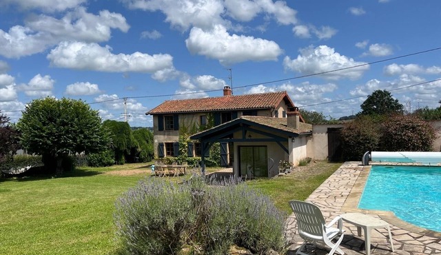 Charming property with pool on the border of Burgundy, near the Loire