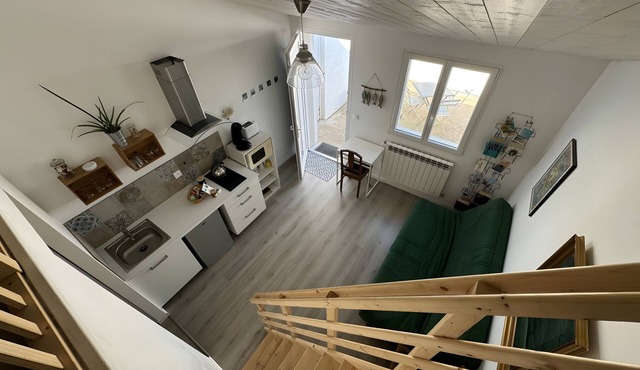 Charming Independent Studio on the Island with Private Terrace, Shared Garden & Wi-Fi