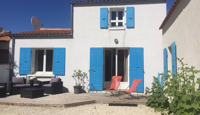 Charming house, very quiet, with garden, directly by the sea.