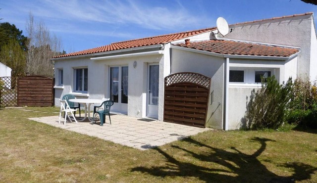 Charming 3-room house with mezzanine, terrace & parking, 5km from beaches - sleeps 6