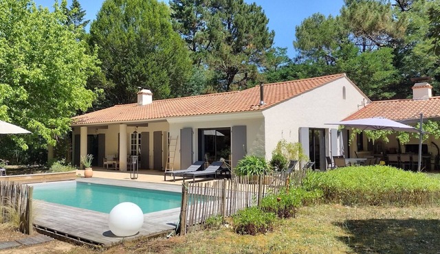 Charming villa in a quiet location just a few minutes from the beaches of the Vendée coast.