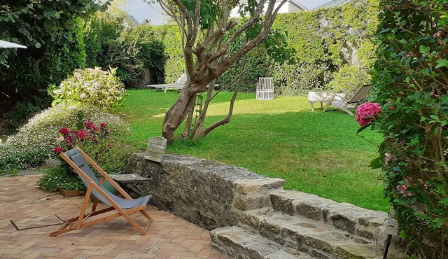 Charming house 5 minutes walk from beaches and shops; enclosed garden