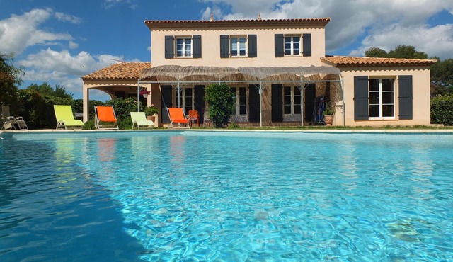 Charming 180m² air-conditioned villa with swimming pool on 1600m of enclosed land planted with trees