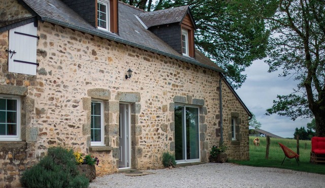 Charming Country Cottage for 13 with Fireplace, Terrace, and Nature Activities