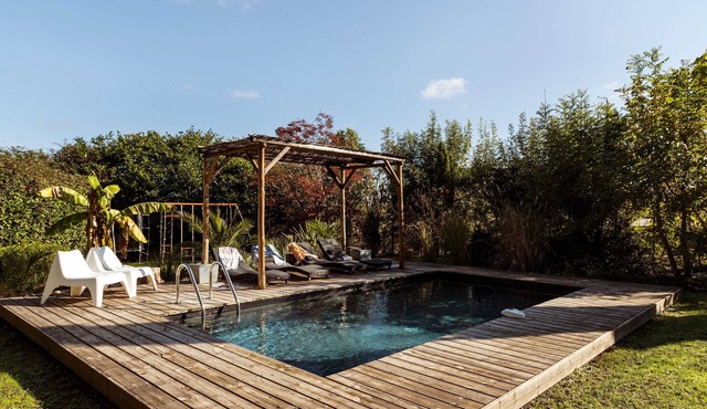 CHARMING VILLAGE HOUSE! near Bergerac StEmillion Bordeaux, heated pool jacuzzi