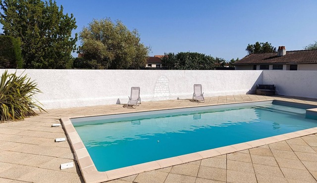 Charming Cottage with Pool, Near Beaches and Nature, St. Michel en l'Herm
