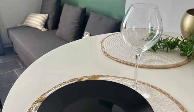 Charming F2 completely renovated one minute from freeway and shopping center