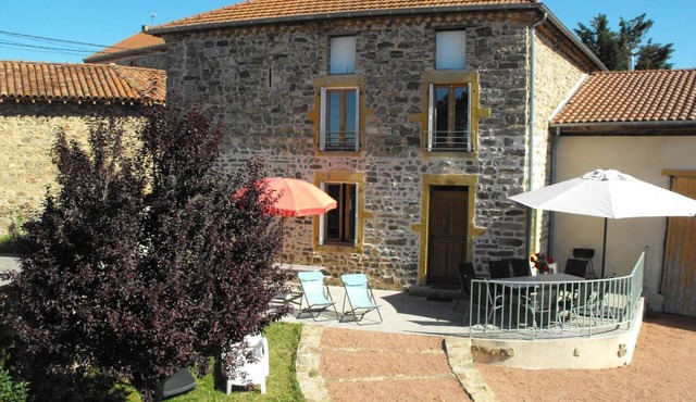 Charming House with Fireplace and Garden, Pets Welcome