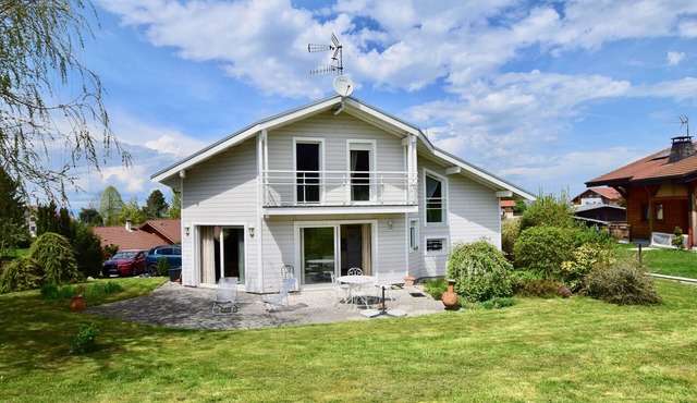 Charming family house, pets allowed, parking, floor heating, pellet stove