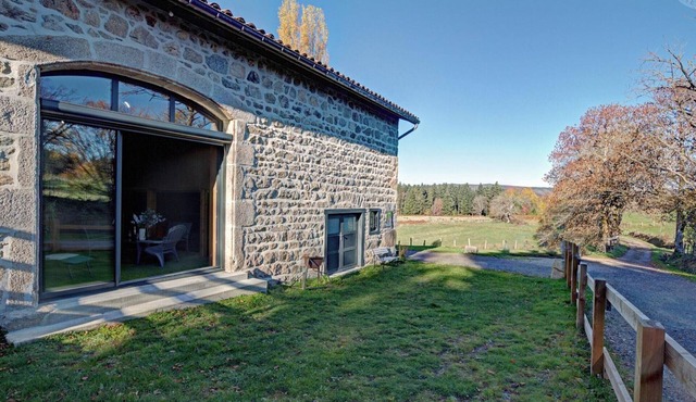 Charming cottage for 12/14 with pool and games in Saint-Priest-la-Prugne