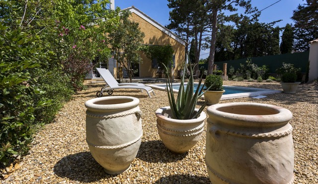 Charming villa with swimming pool close to the center of St Rémy de Provence 4-6