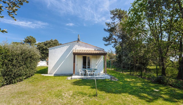 Charming Detached House with Terrace, Garden, and Garage 5 Minutes from the Beaches