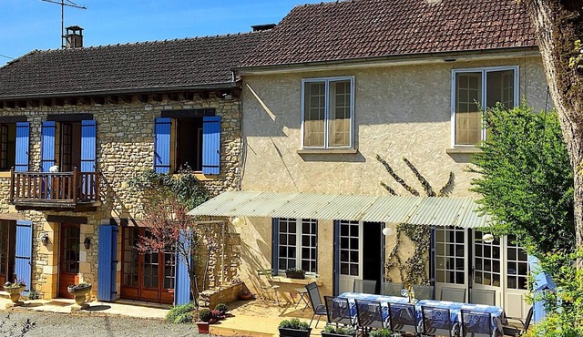 Charming 5 Bedroom Farmhouse, close to river + tourist sites. Sleeps 12 + babies