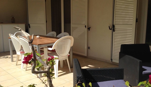 Charming apartment with large terrace and private pool 5 minutes from the beach