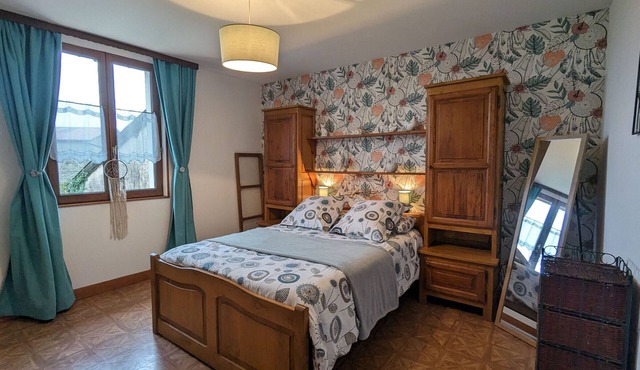 Charming Cottage Near Verdun: 3 Bedrooms, Fireplace, Enclosed Yard, Private Parking