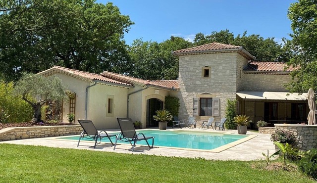 Charming air-conditioned house with XXL swimming pool in a quiet green setting