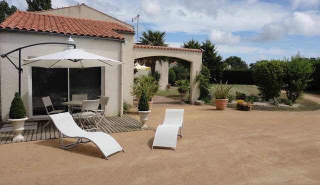 Charming cottage for your vacation, calm near the sea, large beach. Proxi Les Sables.