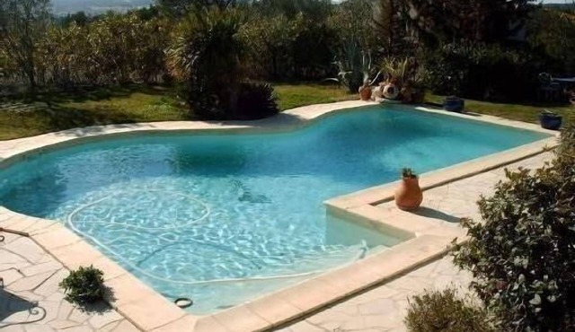 Charming villa with swimming pool, Avignon, 6 people, large Mediterranean garden