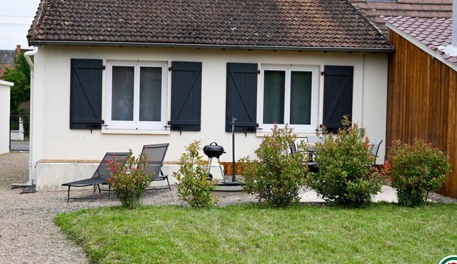Charming house in Villeneuve sur Allier, peaceful garden, ideal for 4 pers., linens included