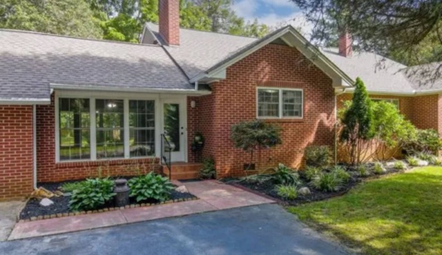 Charming Franklin Home – -2 Living Rooms, One Level