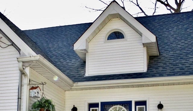 Charming French Country waterfront, Bay Beach. Hot tub! New rates & Discounts!