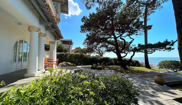 Charming front-line villa. Private access Bassin