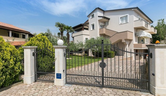 Charming Fully-Equipped One-Bedroom Apartment Near the Beach in Poreč's Prime Location