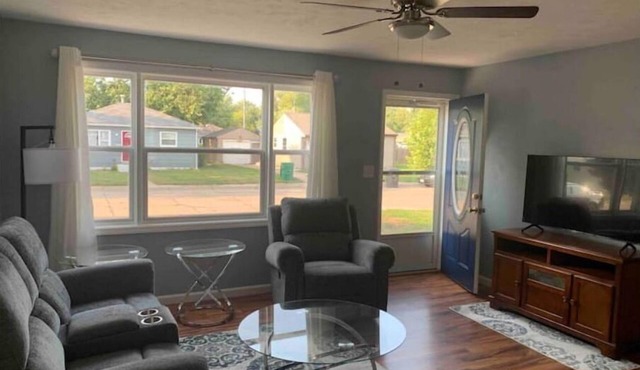 Charming Fully Furnished 2 Bedroom House & Garage
