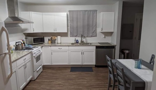 Charming Fully Furnished 2BD/1 BA Home in Homewood, IL
