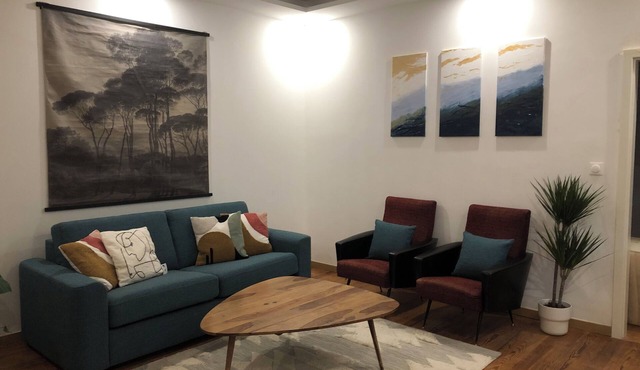 Charming, fully renovated apartment close to all amenities.