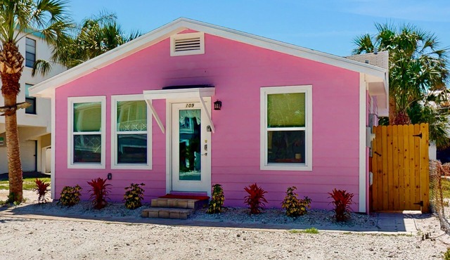 Charming, fully remodeled cottage steps from beach with WiFi & central AC