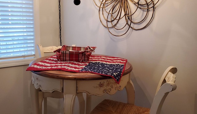 Charming furnished 2-bedroom, 1 bath apartment with WiFi, AC in lovely Kalispell