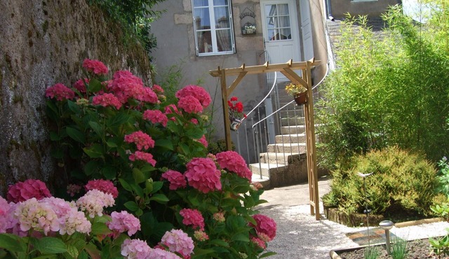 Charming furnished apartment, City center, Autun. 2 stars